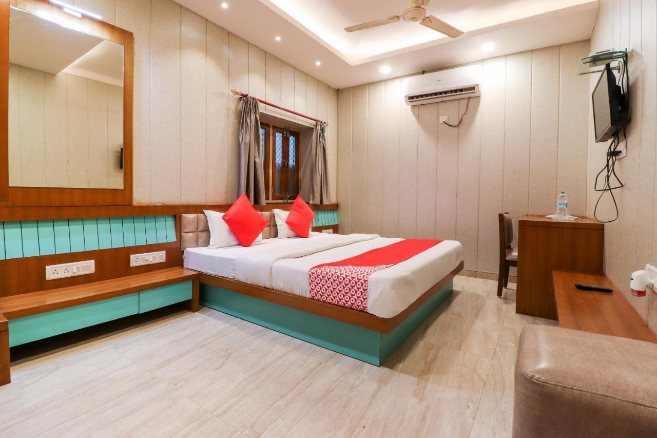 Oyo 26781 Hotel Raghupati Ayodhya Buitenkant foto