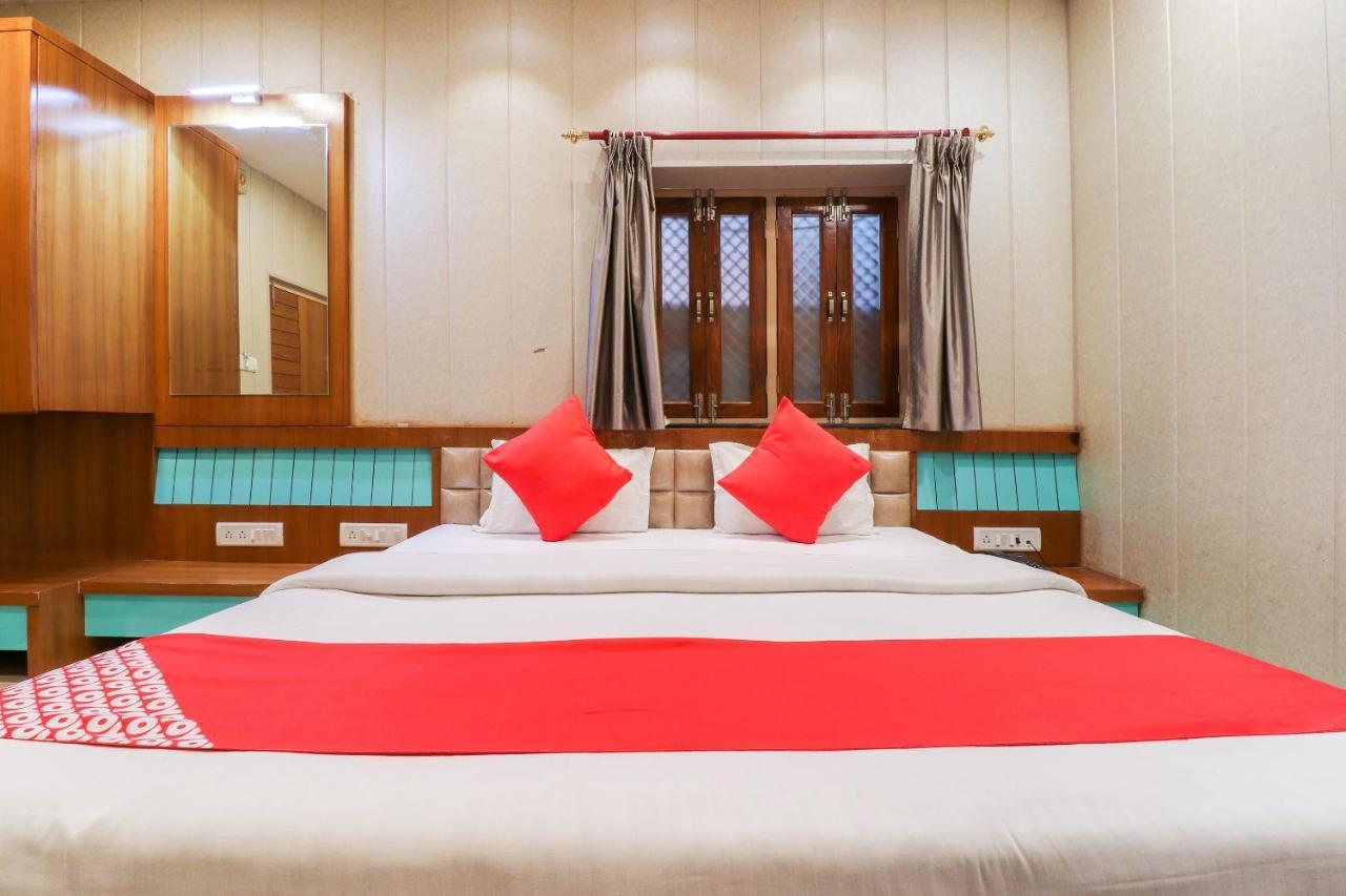 Oyo 26781 Hotel Raghupati Ayodhya Buitenkant foto